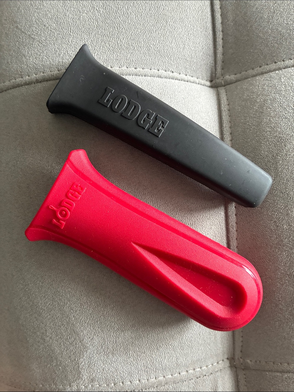 Lodge Silicone Handle Holder Set - Red and Black